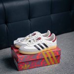 230 核心私 Adidas Samba Og 桑巴舞街头系列德训运动板鞋 采用固色翻毛皮组合牛剖革鞋面材质 外置正确3层组合围条加厚烟胶橡胶大底 货号：Jq5