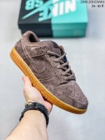 真标 耐克 Nike Sb Dunk Low Pro 男女同款运动鞋复古板鞋。采用柔软皮革鞋面，经久耐穿，塑就如元年款 Dunk 般的复古质感。鞋头透气孔，搭配