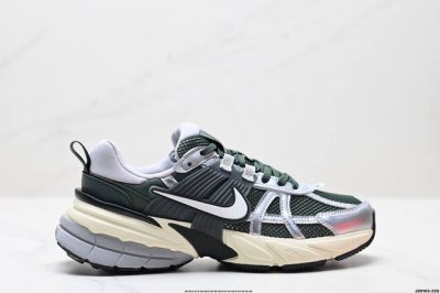 公司级耐克Nike V2K Run跑步鞋复古风潮 网面透气运动鞋 灰银紧致的鞋面材质提供良好的包裹性鞋侧 Swoosh以及鞋头部分搭配增添不少亮点的镀铬细节鞋垫