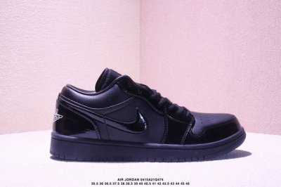 Air Jordan 1 Low Aj1 原装版本低帮球鞋一直是占领街头的宠儿。眼前两款 Air Jordan 1 Low 新品，不仅拥有黑脚趾的熟悉轮廓，简洁