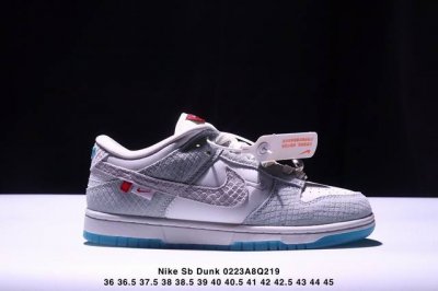 特价 耐克 Nike Sb Dunk Low Pro 男女同款运动鞋复古板鞋，采用柔软皮革鞋面，经久耐穿，塑就如元年款 Dunk 般的复古质感。鞋头透气孔，搭配