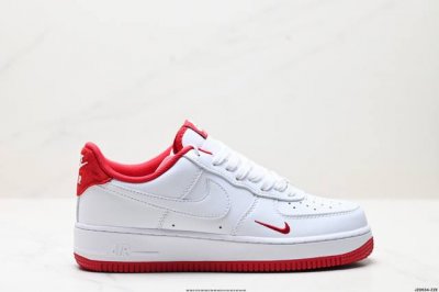 真标耐克Nike Air Force 1“07空军一号低帮百搭休闲运动板鞋。柔软、弹性十足的缓震性能和出色的中底设计，横跨复古与现代的外型结合，造就出风靡全球三