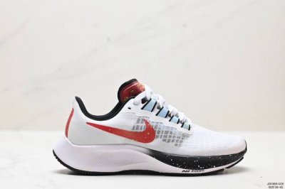 真标耐克nike Zoom Pegasus 37 登月37代 超轻网面透气跑步鞋 采用透气网眼鞋面搭配外翻式鞋口，为脚跟区域营造出色舒适度，而在鞋底部分，搭载全