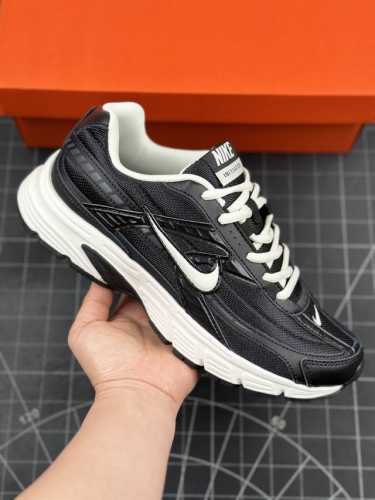 Nike耐克initiator Running创始者系列复古老爹休闲运动舒适跑鞋 在 Ins 爆红的 Nike Initiator 跑鞋，作为一双真正的老爹鞋再