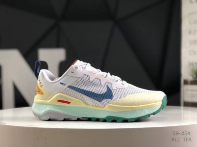 耐克 Nike React Wildhorse 8 高频网面休闲跑步鞋 回弹缓震效能和可靠包覆设计于一身 助你在应对长距离越野跑和崎岖地形时站稳脚步 不断向前！