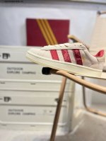 campus 00S面包鞋复古滑板鞋蛇年新年款Adidas阿迪达斯三叶草 均以浅色为主调，搭配红色点缀，鞋侧三道杠则安排上了蛇纹，彰显主题。营造出 “远看不见蛇