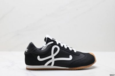 公司级Loewe罗意威 Ballet Runner 2.0小牛皮 圆头系带 低帮 生活休闲鞋 以其独特的设计和舒适度赢得了时尚界的青睐 这款鞋的鞋头设计充满趣味