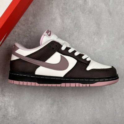 本地200 核心私 Nike Dunk Low Se "Medium Ash" 灰紫配色 低帮休闲板鞋 #鞋款采用优质帆灰色和紫色皮革鞋面，特别两侧灰紫 Swo
