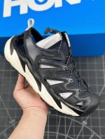 本地 核心私 hoka One One Hopara 户外机能山地凉鞋 #鞋型从外观就给人强烈的户外机能感，粗犷率性的厚底设计，继承了 Hoka One One