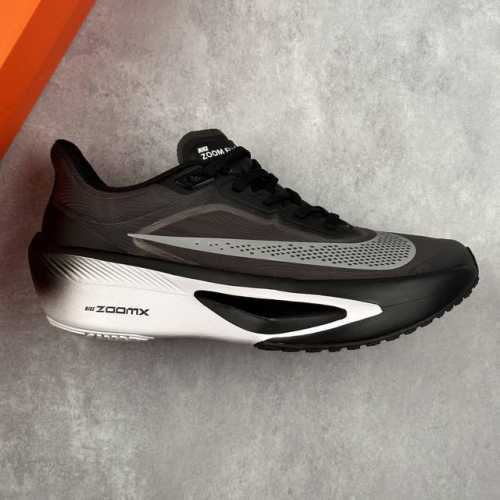 本地 核心私 公司级Nike W Zoom Fiy 6马拉松高端竞速跑步鞋 特高弹性双层Md搭配碳纤维组合鞋底，轻盈缓震， 鞋面采用工程网眼设计 为特定高热区域