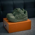 核心私 Lv-路易-威登Trainer 2025走秀最新款原版1：1开发复刻！！上脚非常舒适 做工精细鞋面由意大利进口小牛皮拼接，侧边饰有品牌Logo标志，进口
