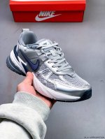 耐克Nike V2K Run新款百搭休闲跑步鞋 复古风潮 网面透气 紧致的鞋面材质提供良好的包裹性 鞋侧 Swoosh以及鞋头部分搭配增添不少亮点的镀铬细节 鞋