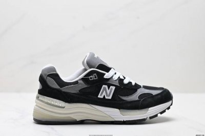 公司级新百伦Jound × New Balance 992 复古风格鞋面采用猪皮革与织物相结合，尼龙网布在拼接工序上极为繁复，彰显质感的同时带来舒适透气的体验；