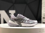 公司级带半码 耐克 Nike V2K Run新款百搭休闲跑步鞋 复古风潮 网面透气 紧致的鞋面材质提供良好的包裹性 鞋侧 Swoosh以及鞋头部分搭配增添不少亮