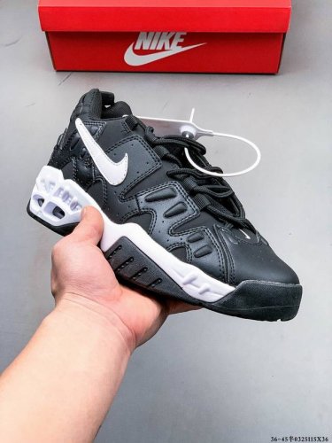 250 nike Air Max 新款缓震运动休闲鞋 整双鞋在黑白配色的风格下，凭借鞋侧的黑白纹路设计吸睛十足。之后鞋面辅以绑带设计，鞋底还搭载着可视气垫，展现