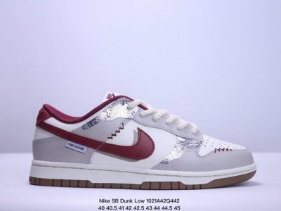 Nike 耐克 原楦原纸版开发，采用移膜皮革材质鞋面，正确EVA发泡缓震中底组合RB橡胶外底耐克Nike SB Dunk Low Pro QS扣篮系列低帮休闲运