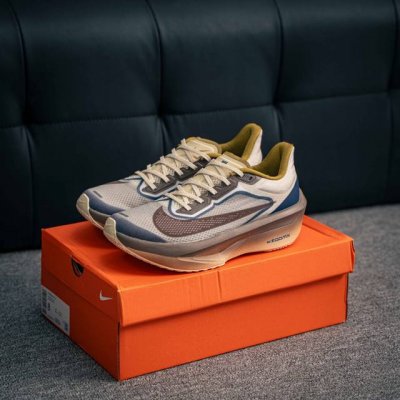 核心私 Nike Zoom Fly 6 耐克超弹轻盈跑步鞋 #鞋款搭载 Flyknit 材料 打造出众弹性 易于穿脱。采用React技术 轻盈耐穿泡绵打造,铸就