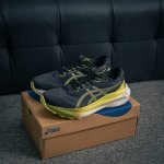 核心私 Asics Gel-Kayano 30简约百搭舒适耐磨透气低帮跑步鞋，Kayano是由板砖脚感进化而来的亚瑟士稳定跑鞋。在第30代，在支撑中保证了稳定。