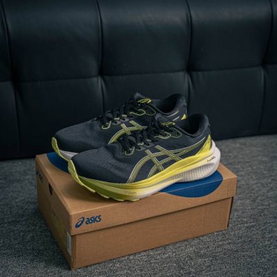核心私 Asics Gel-Kayano 30简约百搭舒适耐磨透气低帮跑步鞋，Kayano是由板砖脚感进化而来的亚瑟士稳定跑鞋。在第30代，在支撑中保证了稳定。