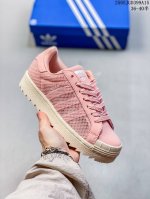 阿迪达斯 新款 Adidas Superstar 三叶草 经典贝壳头系列 新款休闲板鞋潮流男女士运动鞋 鞋面柔软织物材质 标志性的贝壳鞋头 锯齿三条纹 简约的线