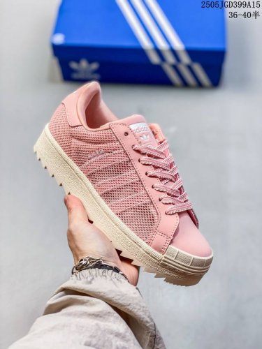 阿迪达斯 新款 Adidas Superstar 三叶草 经典贝壳头系列 新款休闲板鞋潮流男女士运动鞋 鞋面柔软织物材质 标志性的贝壳鞋头 锯齿三条纹 简约的线