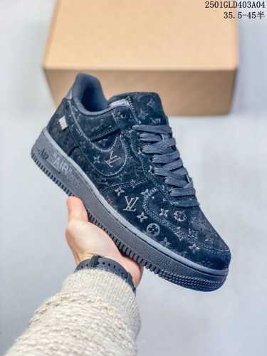 公司级耐克nike Air Force 1 Low 空军一号低帮百搭休闲运动板鞋。柔软、弹性十足的缓震性能和出色的中底设计，横跨复古与现代的外型结合，造就出风靡
