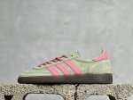 放店私 adidas Originals Samba Handball Spezial 浅绿粉 此款以简约大方的造型设计，给人以随性休闲的时尚格调，穿着舒适轻便