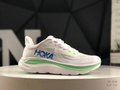 小红书推荐 红卡 Hoka M Clifton 10 全新配色 这个品牌来自于新西兰的毛利语，Hoka表示大地，One One表示飞越，连起来就是飞越地平线，O