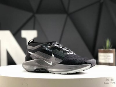 公司级Nike Reactx Pegasus Trail 5 Gtx 越野跑步鞋 登月兼顾迅疾外观和稳固脚感 后跟覆面和中足动态支撑巧妙融合 缔造稳定顺畅的迈步