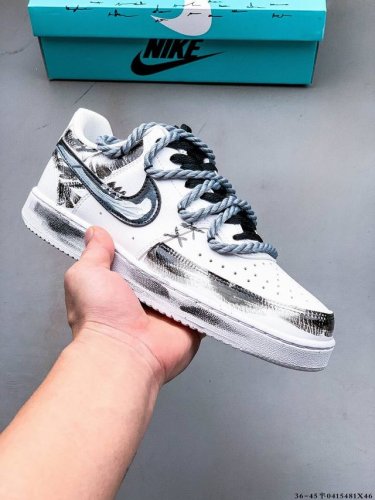 公司级！Nike Court Vision 1 “镜之魅影”手绘涂鸦定制板鞋 在那幽谧昏暗的房间里，一面古老的镜子静静伫立，镜面斑驳，裂痕交错，镜之魅影，它不仅