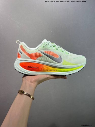 公司级Nk Air Zoom Vomero 18 轻便舒适公路跑步鞋 Hm6803-001 质感柔软 弹力充沛 助力一路畅跑 乐享不停 厚实泡绵缔造舒适的回弹效