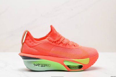 公司级新品发布 Nike Air Zoom Alphafly Next%3 proto整体采用前作的设计语言 并且对后者的细节进行升级 马拉松和长距离路跑的性能