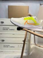 nk Air Zoom Pegasus 40 登月跑鞋 登月40代超轻网面跑步鞋 脚跟区域营造出色舒适度，而在鞋底部分，搭载全掌型Zoom Air配置耐克网面透