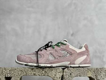 J版 Miumiu X New Balance 530系列 意大利奢侈品牌 缪缪联名款低帮经典复古休闲运动慢跑鞋 #鞋款采用解构和轻盈的设计，彷旧的布料包覆着 - 点击图像关闭
