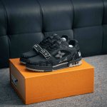 550 核心私 Lv-路易-威登Trainer 2025走秀最新款原版1：1开发复刻！！上脚非常舒适 做工精细鞋面由意大利进口小牛皮拼接，侧边饰有品牌Logo标