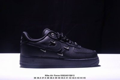公司级耐克Nike Air Force 1“07空军一号低帮百搭休闲运动板鞋。柔软、弹性十足的缓震性能和出色的中底设计，横跨复古与现代的外型结合，造就出风靡全球