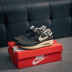 270 核心私 nike Air Max 1 耐克气垫 缓震 耐磨运动鞋 鞋身材质均选择皮革 织物 麂皮多种材质覆盖 保证质感的前提下 层次感也相当不错 带有开