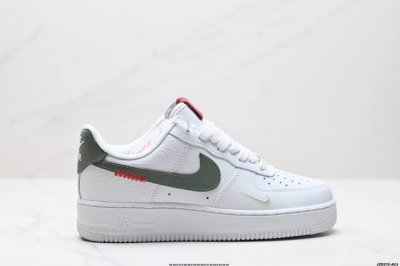 真标耐克nike Air Force 7 空军一号低帮百搭休闲运动板鞋。柔软、弹性十足的缓震性能和出色的中底设计，横跨复古与现代的外型结合，造就出风靡全球三十多