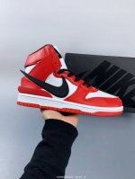 耐克Ambush X Sb Dunk High Sb滑板鞋高帮 联名双色尽显街头气质。鞋款最大亮点在于侧身 Swoosh Logo 延至后跟并超过鞋身，以夸张设