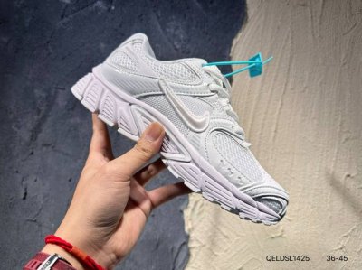 新品上市实拍 Nike V5 Rnr 舒适百搭防滑耐磨 低帮跑步鞋 舒适有型适合日常穿着 该鞋款延续千禧年经典设计搭载泡绵中底厚实而轻盈 匠心细节巧搭立体耐克勾