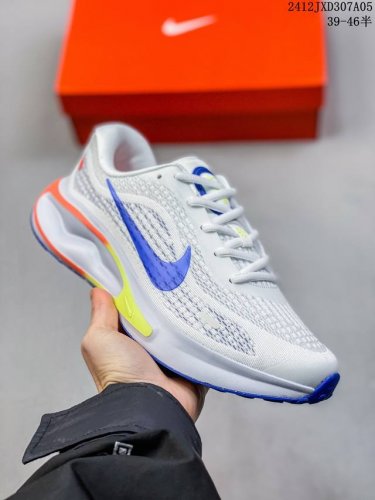 公司级 耐克 Nike Journey Run 女子透气公路运动跑步鞋 厚底增高老爹鞋 搭载柔软厚实的 Comfiride 泡绵缓震配置，助你征服充满挑战的路面