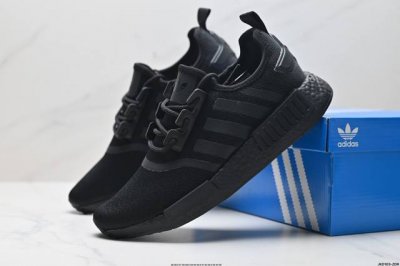 公司级Ad Boost Nmd R1 经典跑鞋系列全新配色 弹力针织鞋面 原装高弹Boost颗粒大底 缓震性能卓越 体质轻盈且抗冲击 整双鞋子的透气性和舒适度完