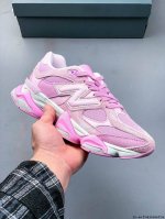 New Balance 又带来了新鞋型 9060 ，并且是与芝加哥街头品牌 Joe Freshgoods 的联名款。鞋身主体采用了类似 990 系列的设计风格，