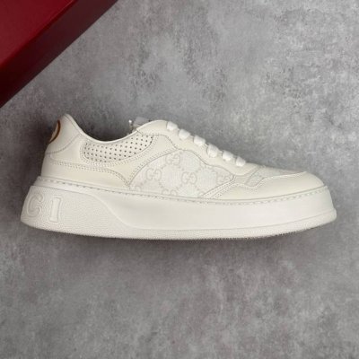 本地 核心私 gucci Screener Gg High-Top Sneaker古驰饼干鞋 运动休闲鞋系列 全套专柜包装物及配件 这款运动鞋采用厚底结构 巧妙