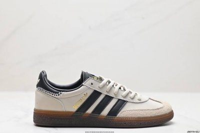 真标adidas Handball Spezial 阿迪达斯经典款 复古休闲板鞋 全鞋采用反毛皮制作 牛筋耐磨大底 承载青春情怀的板鞋 经典三条杠装饰鞋侧 品牌