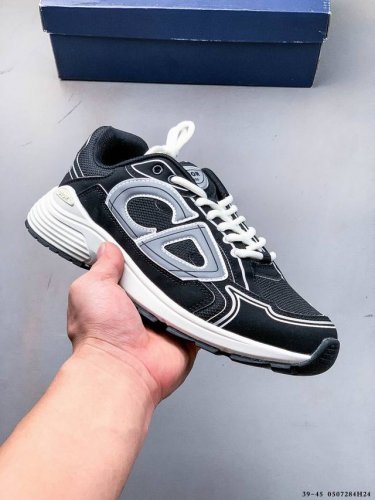 集图 Dior 迪奥 B30 复古风透气百搭休闲鞋 B30运用了质感细腻的皮革与网眼布面材质拼接成鞋身，鞋身两侧贴有显眼的字母Cd表明身份，为Christian