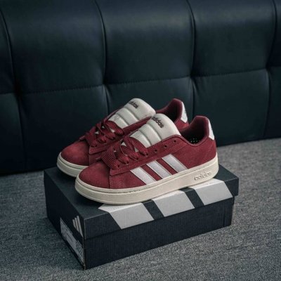 核心私 Adidas Grand Court Alpha 复古潮流休闲面包鞋 原装纯原级 生生不息的经典之作，短绒麂皮面料，质感满满。 加厚了中底，提供出色的缓