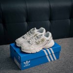 核心私 Adidas Originals Astir 复古单品 这款Adidas Astir 慢跑鞋,助你向世界展示自己的态度。灵感源自00年代的亮眼跑鞋,金属