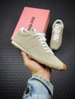 Miu Miu “青春跳脱” 24早春款德训鞋 产品详情： Miu Miu新款运动鞋采用绒面革制成，精致考究的做工和材质与轻盈时尚的廓形相得益彰。鞋舌和背面饰有