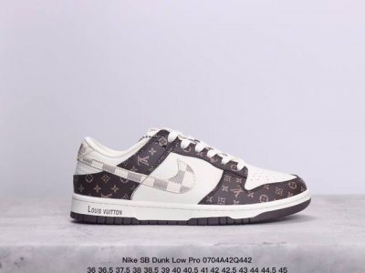 耐克nike Sb Dunk Low Pro 复古低帮 真标 休闲运动滑板板鞋。采用脚感柔软舒适zoomair气垫，有效吸收滑板等极限运动在落地时带来的冲击力，